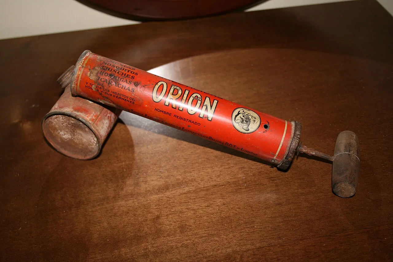 Bombe d’insecticide en aérosol, méthode chimique comparée à la vapeur sèche